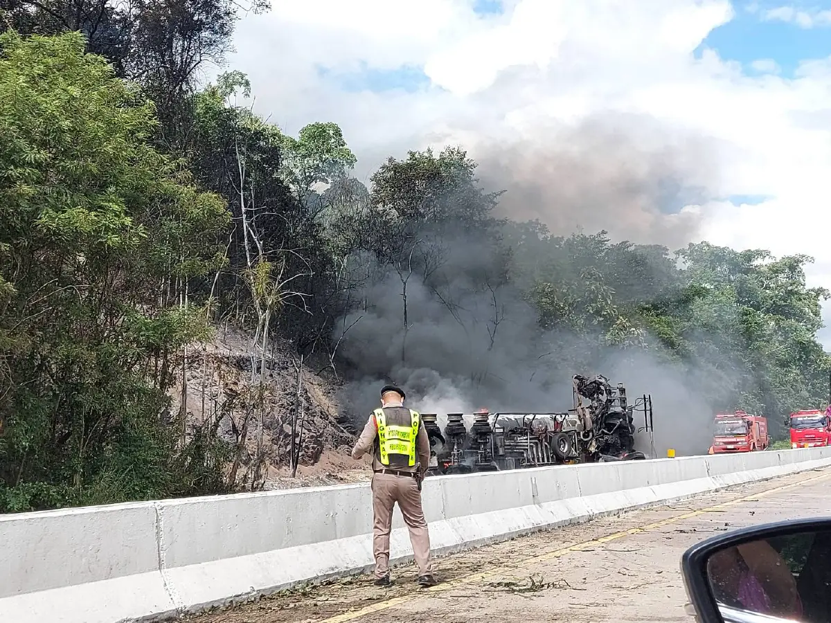 รถน้ำมันคว่ำไฟลุกไหม้ ใกล้ตลาดขุนตาล จ.ลำพูน