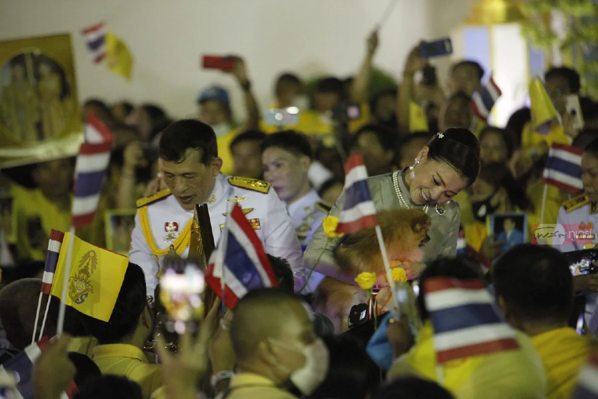 "ในหลวง-พระราชินี"ทรงพระดำเนินทักทายประชาชนที่มาเฝ้าฯรับเสด็จฯ