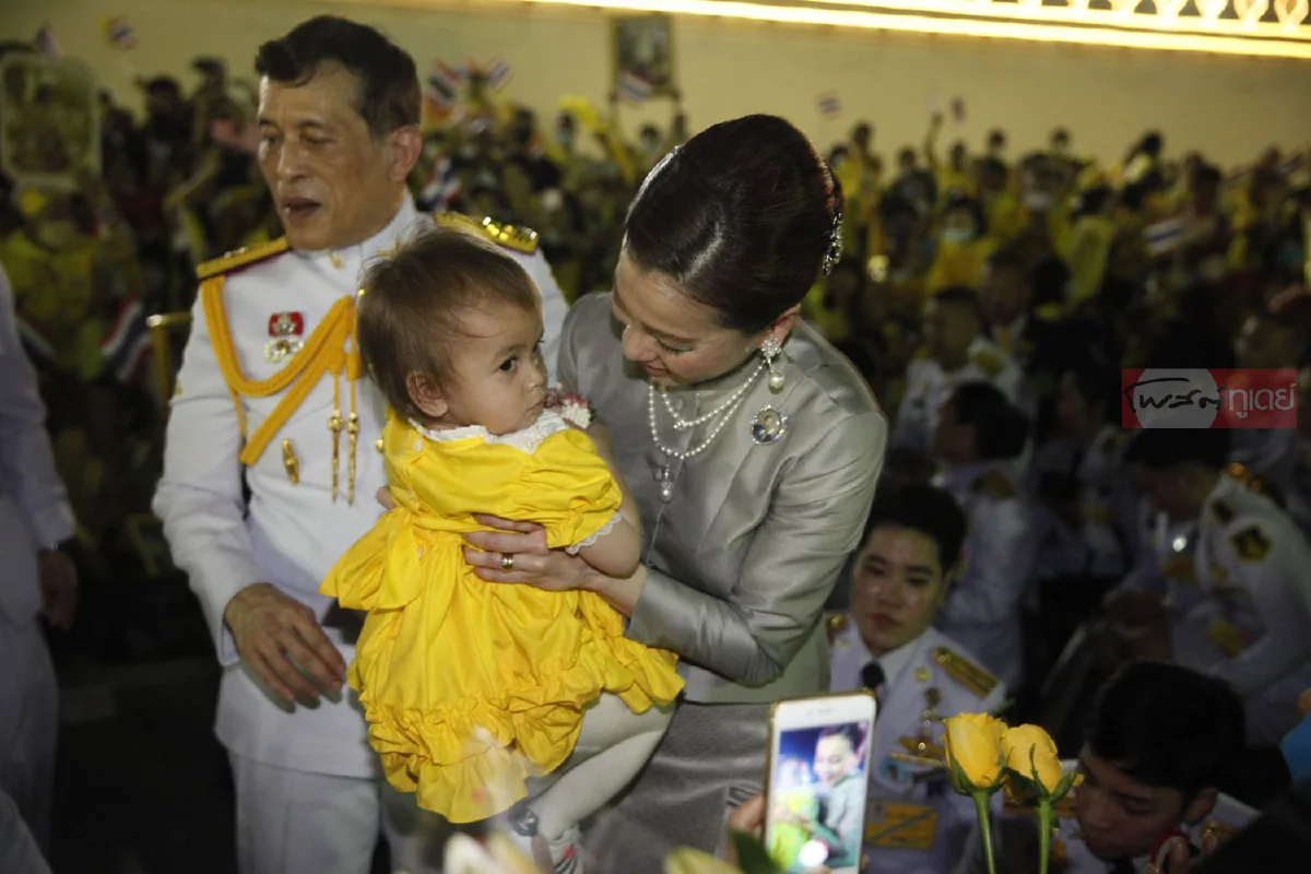 "ในหลวง-พระราชินี"ทรงพระดำเนินทักทายประชาชนที่มาเฝ้าฯรับเสด็จฯ
