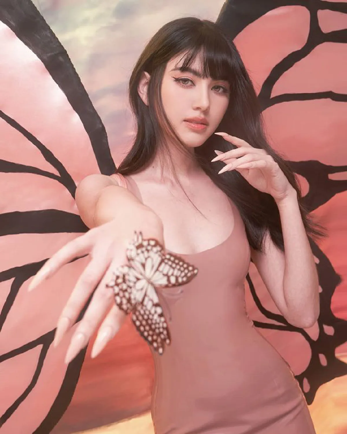 “ใหม่ ดาวิกา" สวมชุดลาเท็กซ์รัดรูปในตำนาน อวดหุ่นปัง “เต๋อ ฉันทวิชช์" ถึงกับร้อง