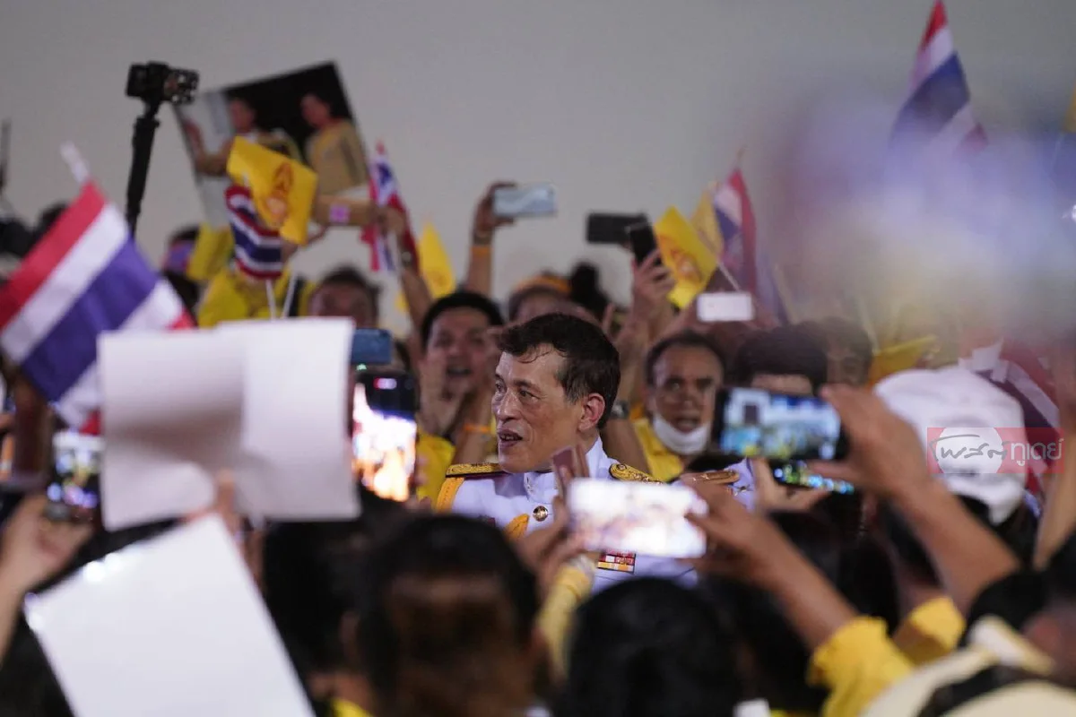 "ในหลวง-พระราชินี"ทรงพระดำเนินทักทายประชาชนที่มาเฝ้าฯรับเสด็จฯ