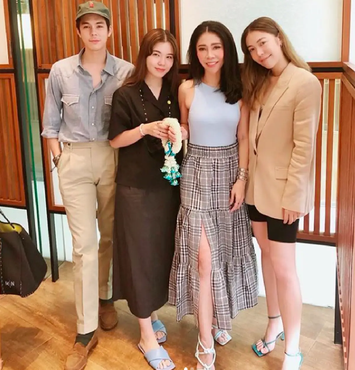 "ส้ม ชนัดดา" แม่ “พีช พชร” อวดหุ่นปังเรียวขาสวยในชุดว่ายน้ำ แต่ละชุดแซ่บมาก 