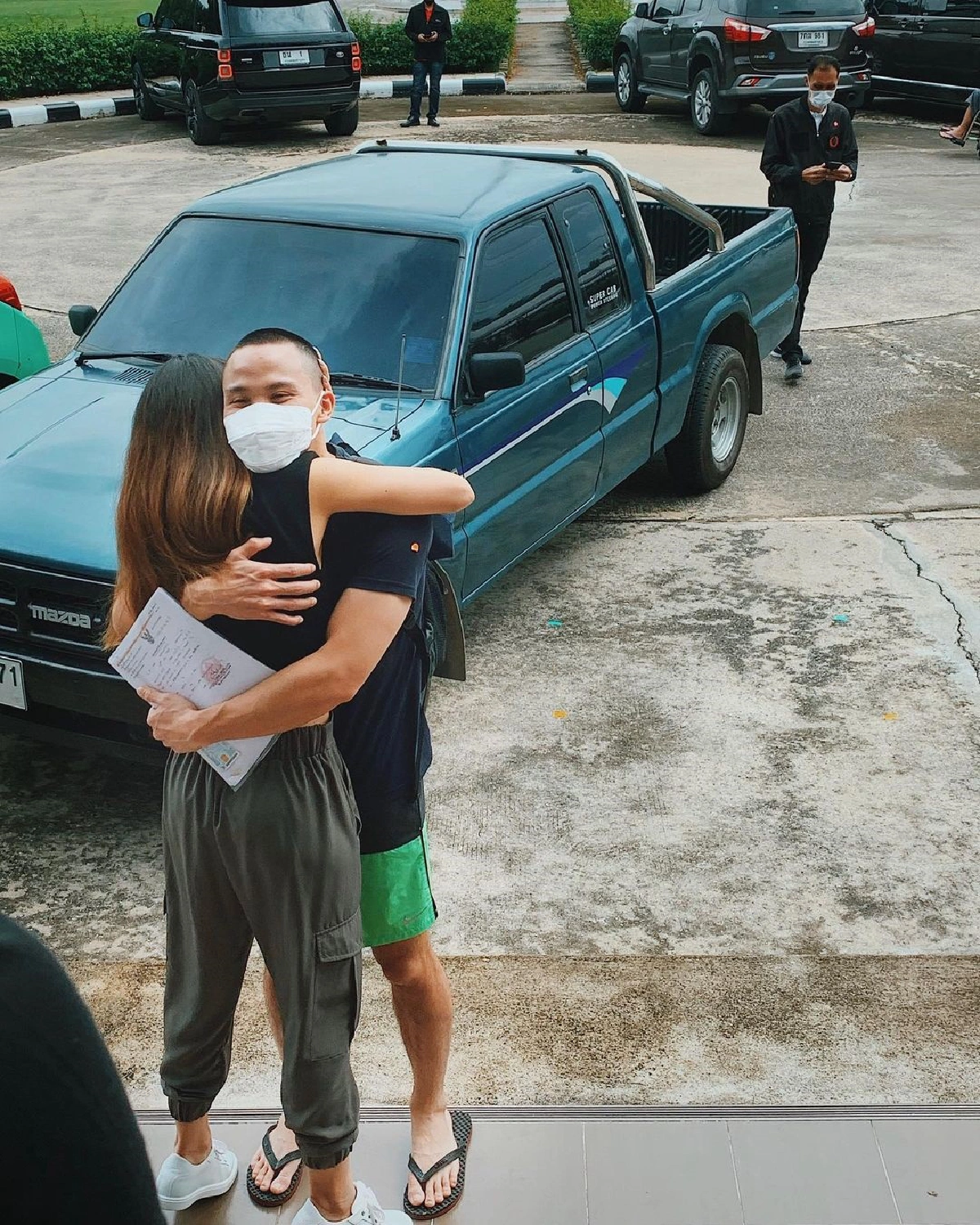 "เพลง ชนม์ทิดา" กอดให้กำลังใจ "เป๊ก เศรณี" เข้ากรมวันแรก 