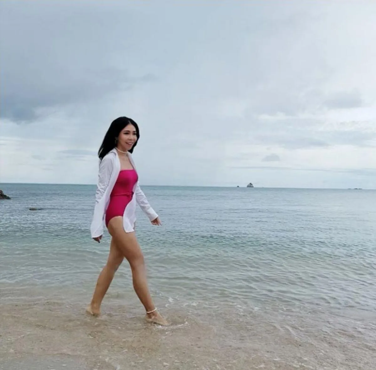 "ส้ม ชนัดดา" แม่ “พีช พชร” อวดหุ่นปังเรียวขาสวยในชุดว่ายน้ำ แต่ละชุดแซ่บมาก 