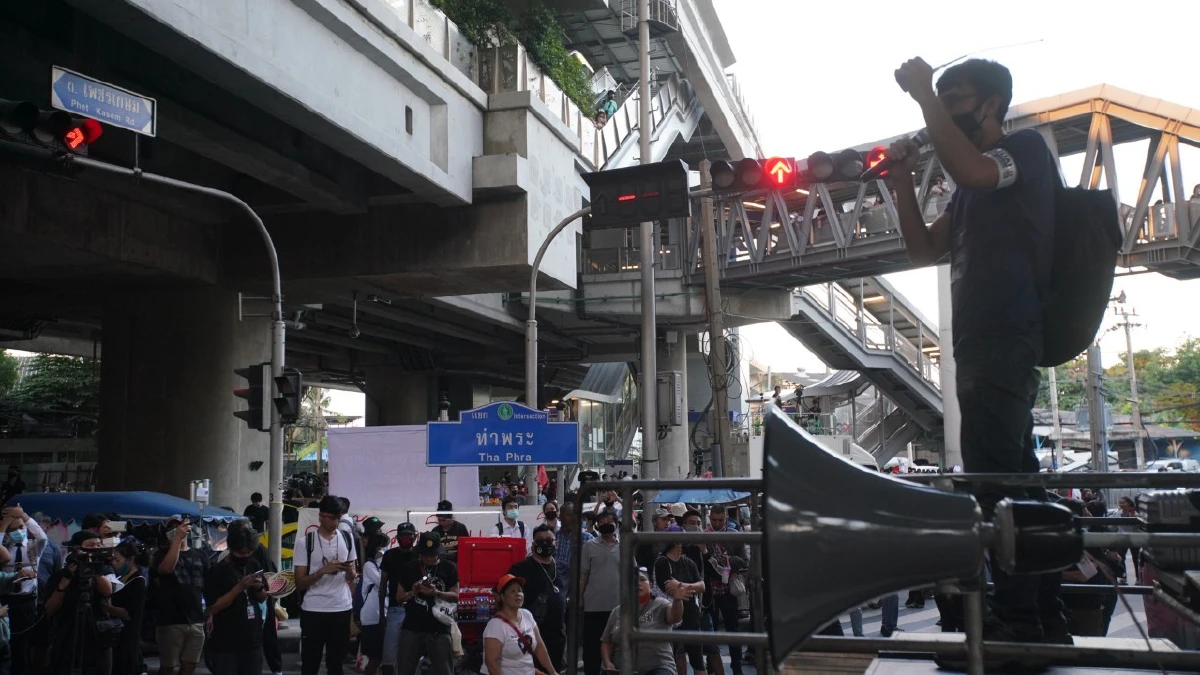 "ม็อบราษฎรฝั่งธน" นัดชุมนุมMRTท่าพระ เผยเจอโยนระเบิดปิงปองใส่