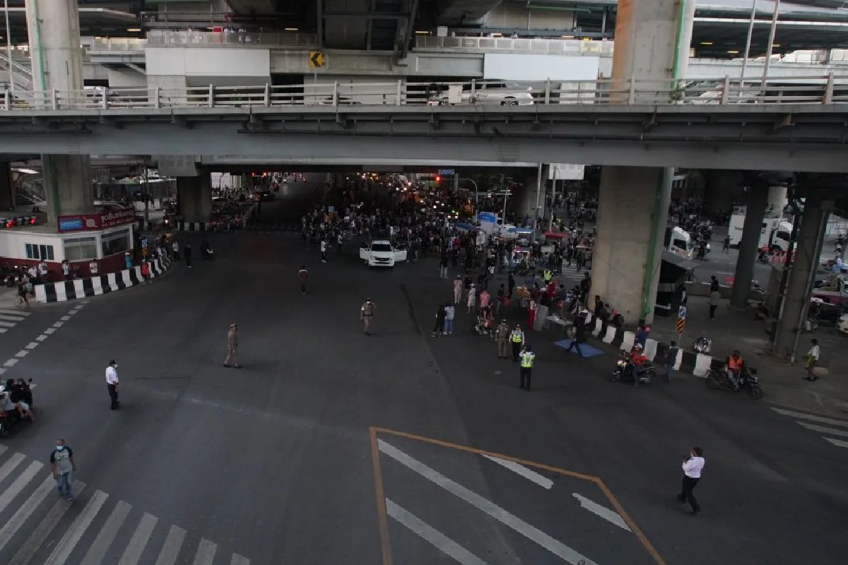 "ม็อบราษฎรฝั่งธน" นัดชุมนุมMRTท่าพระ เผยเจอโยนระเบิดปิงปองใส่