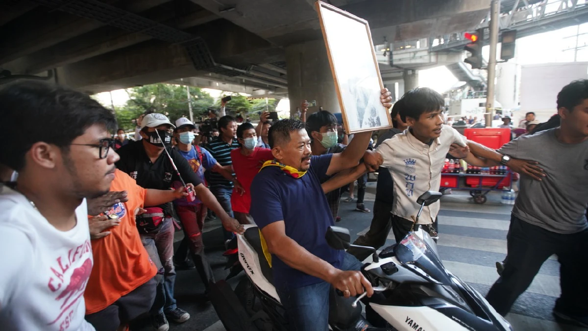 "ม็อบราษฎรฝั่งธน" นัดชุมนุมMRTท่าพระ เผยเจอโยนระเบิดปิงปองใส่