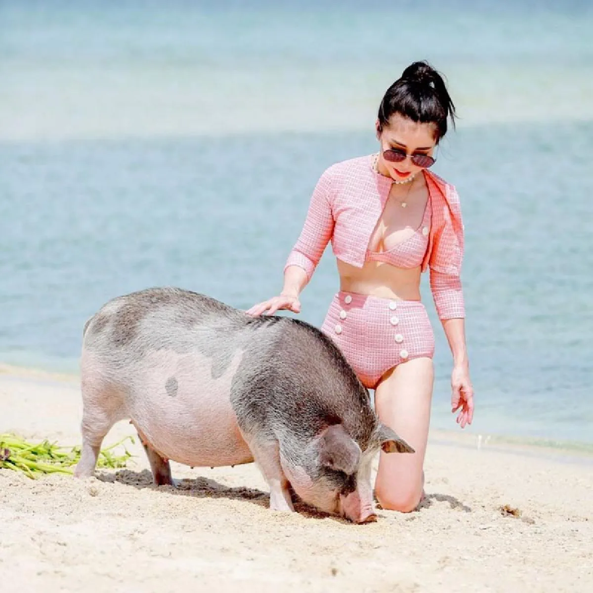 "ส้ม ชนัดดา" แม่ “พีช พชร” อวดหุ่นปังเรียวขาสวยในชุดว่ายน้ำ แต่ละชุดแซ่บมาก 