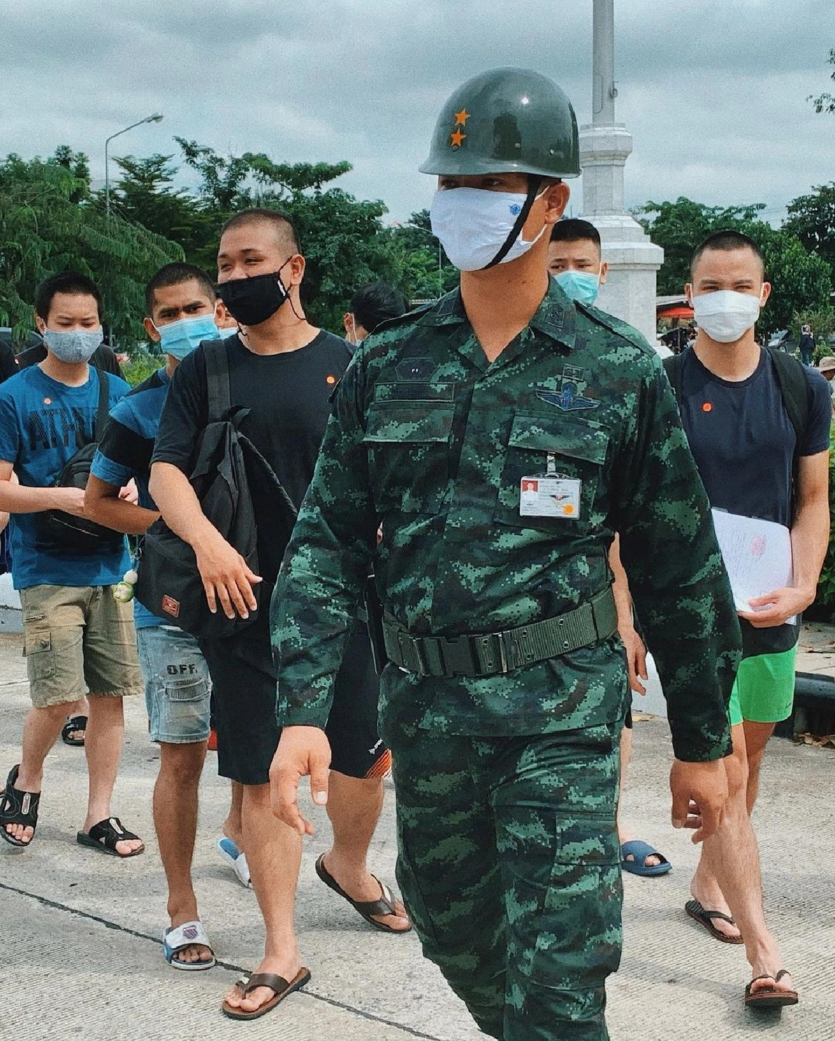 "เพลง ชนม์ทิดา" กอดให้กำลังใจ "เป๊ก เศรณี" เข้ากรมวันแรก 