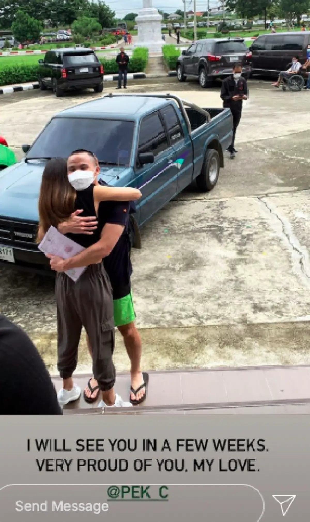 "เพลง ชนม์ทิดา" กอดให้กำลังใจ "เป๊ก เศรณี" เข้ากรมวันแรก 