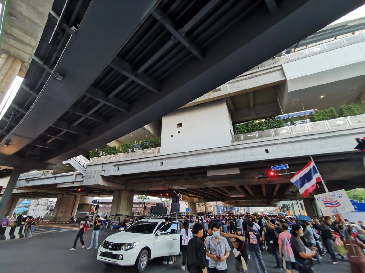 "ม็อบราษฎรฝั่งธน" นัดชุมนุมMRTท่าพระ เผยเจอโยนระเบิดปิงปองใส่