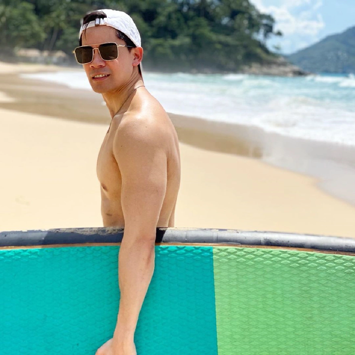  “ศรีริต้า" ควงแขน "กรณ์ ณรงค์เดช" เที่ยวทะเลชิลๆ ทริปนี้แซ่บคูณสองเลย