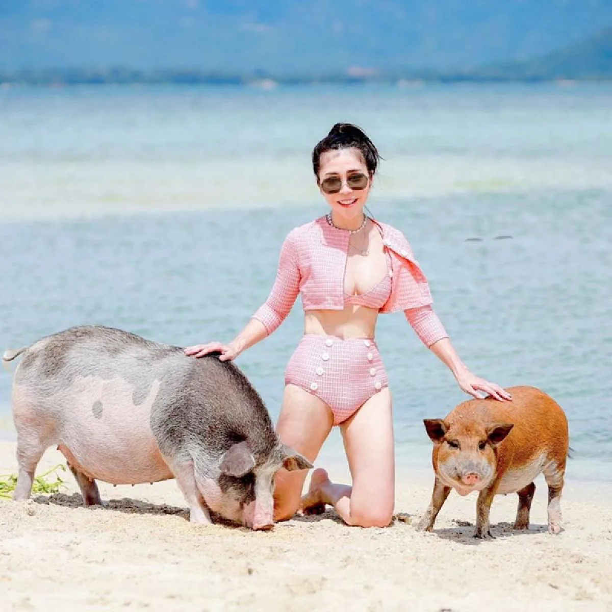 "ส้ม ชนัดดา" แม่ “พีช พชร” อวดหุ่นปังเรียวขาสวยในชุดว่ายน้ำ แต่ละชุดแซ่บมาก 