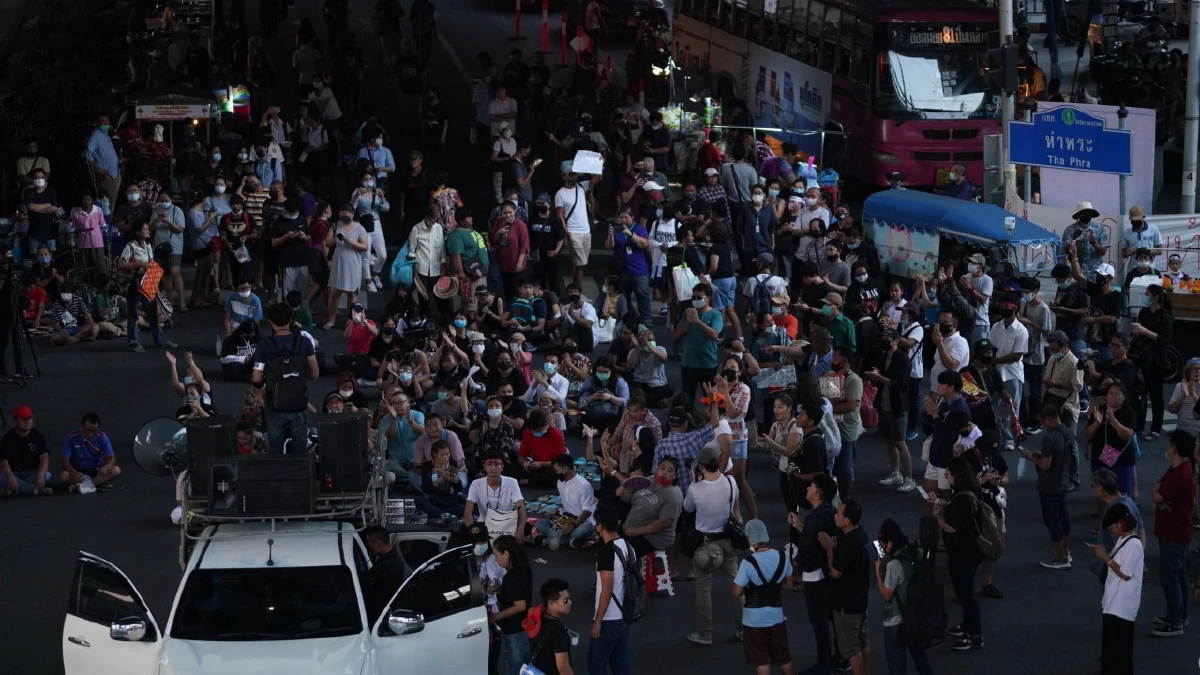 "ม็อบราษฎรฝั่งธน" นัดชุมนุมMRTท่าพระ เผยเจอโยนระเบิดปิงปองใส่