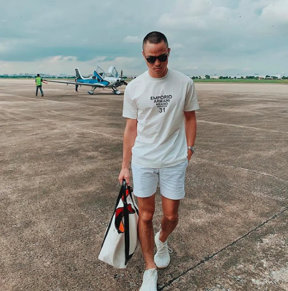 "เพลง ชนม์ทิดา" กอดให้กำลังใจ "เป๊ก เศรณี" เข้ากรมวันแรก 