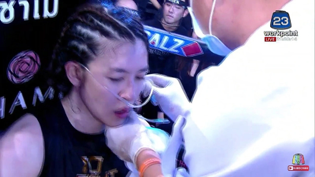 เชียร์ ฑิฆัมพร อาการดีขึ้นแล้ว! ถูกหามส่งรพ. หลังชกดุเดือดใน 10fight10 