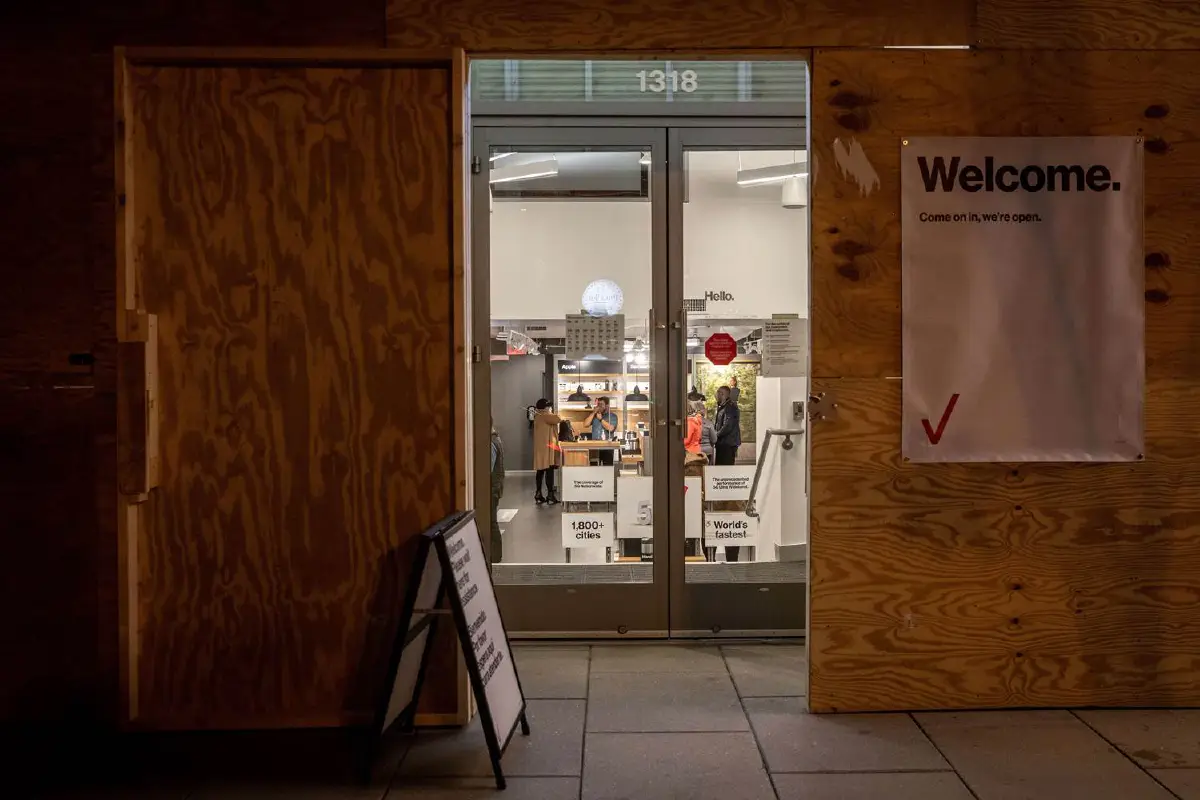 ย่านธุรกิจแห่ใช้ไม้กระดานปิดหน้าร้านหวั่นจลาจลหลังเลือกตั้ง 