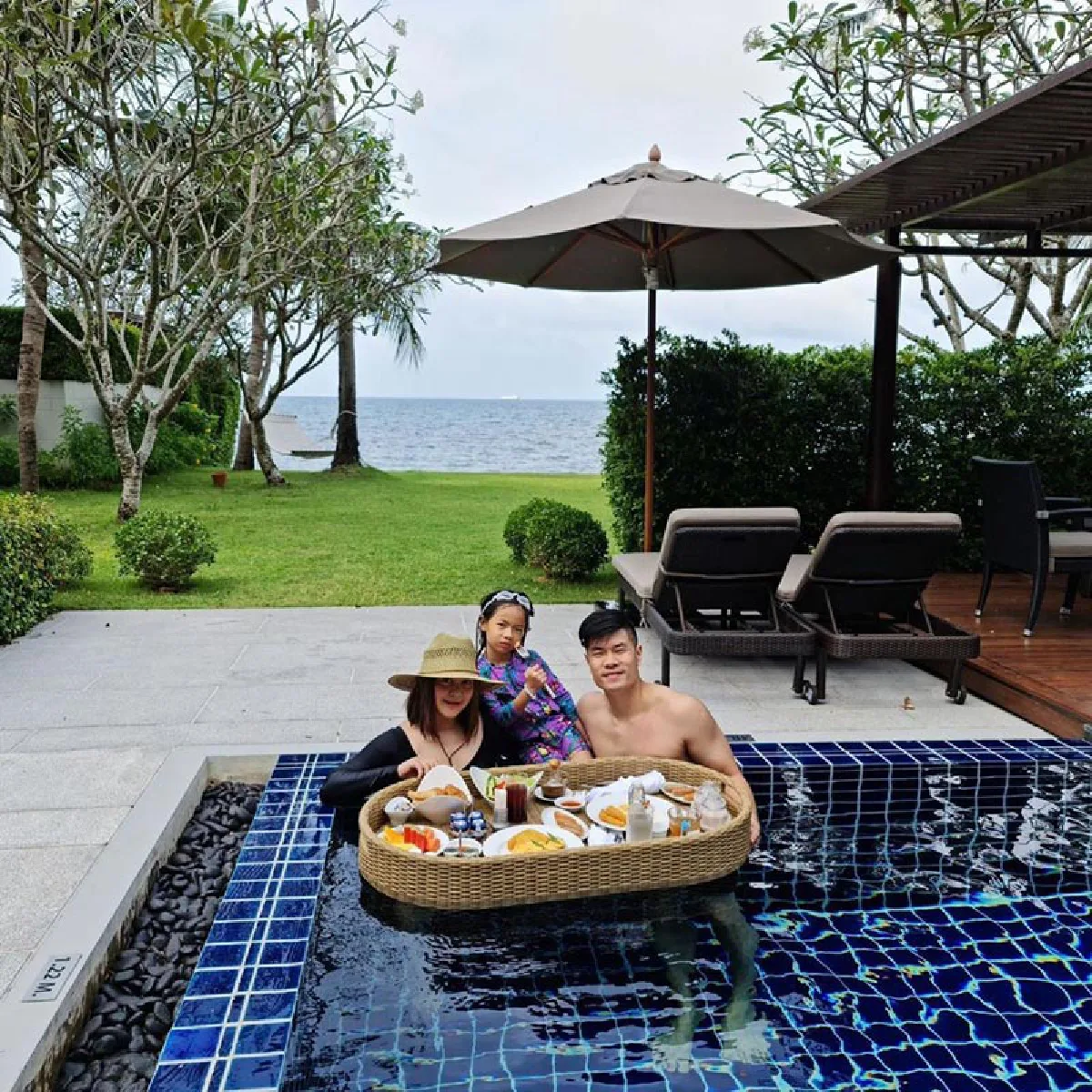 อบอุ่นแบบครอบครัว! พิมพ์ พิมพ์มาดา ควง เชฟฟาง พาลูกสาวเที่ยวทะเล