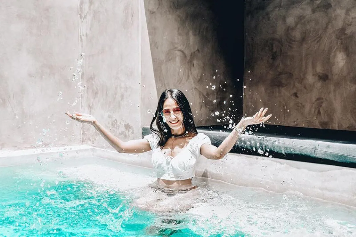 “รถเมล์ คะนึงนิจ” อวดเอวคอดในชุดว่ายน้ำ สดใส ร่าเริงเป็นที่สุด