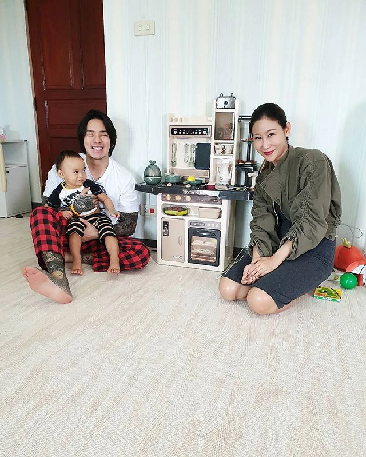 “แทค ภรัณยู" เผยภาพครอบครัวพร้อมหน้า น่ารักมาก