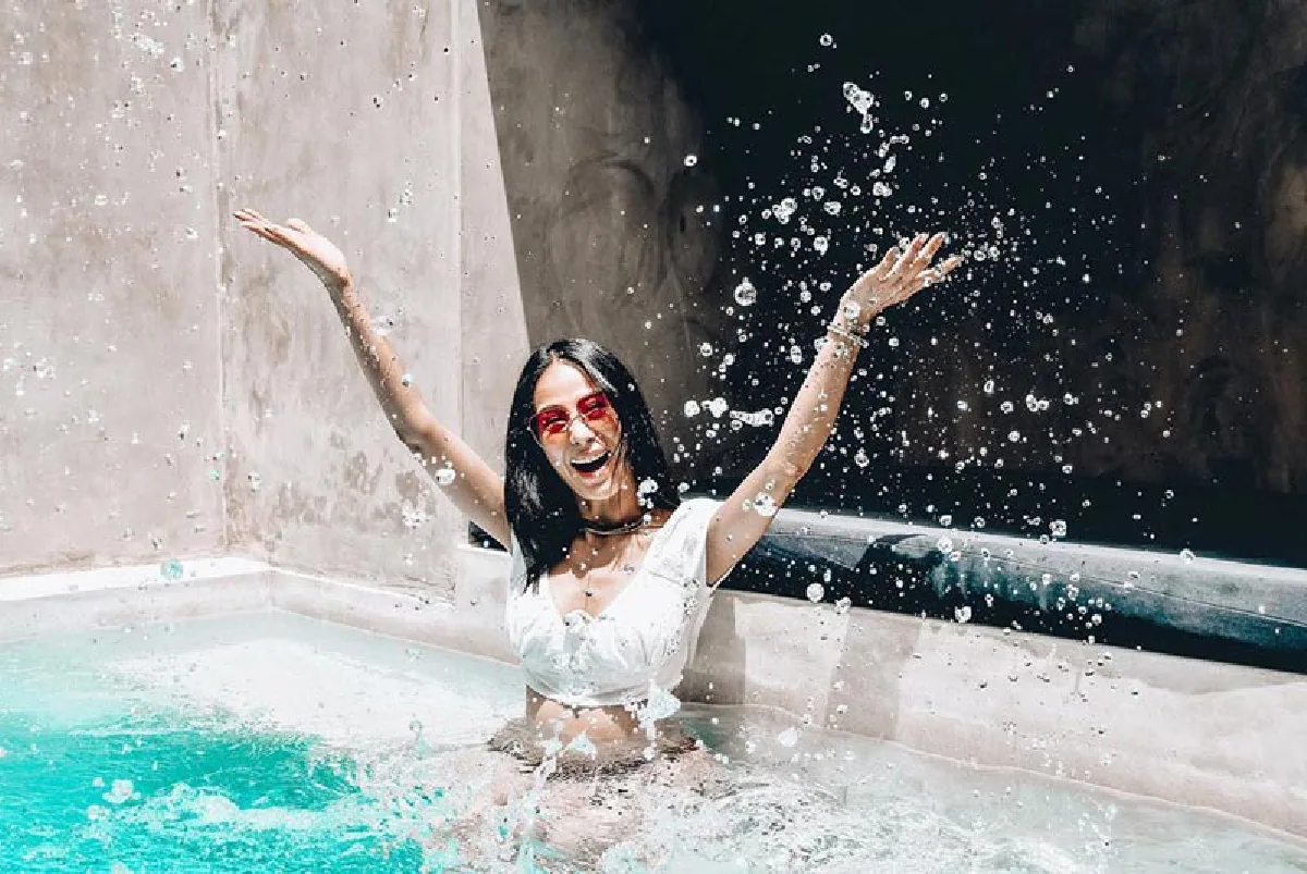 “รถเมล์ คะนึงนิจ” อวดเอวคอดในชุดว่ายน้ำ สดใส ร่าเริงเป็นที่สุด