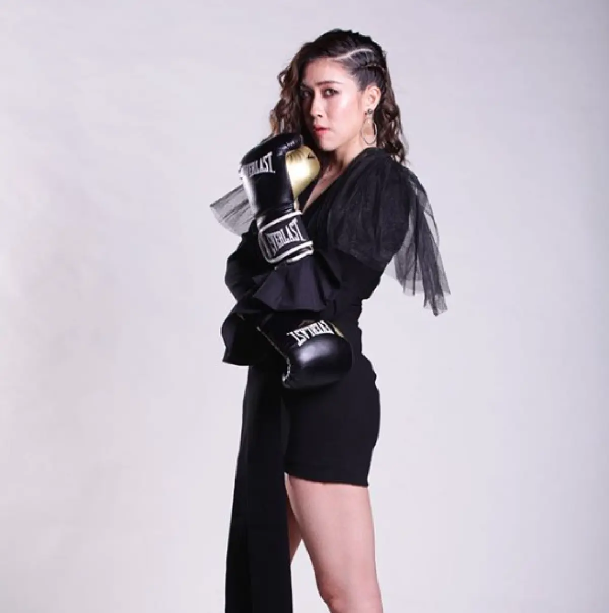  "เกรซ กาญจน์เกล้า" เยี่ยม "เชียร์ ฑิฆัมพร" ที่รพ. พร้อมมอบมาลัยเงินสดเป็นกำลังใจให้