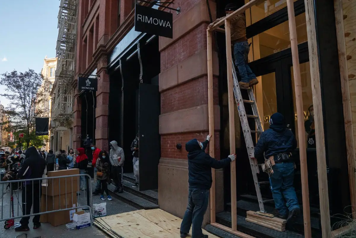 ย่านธุรกิจแห่ใช้ไม้กระดานปิดหน้าร้านหวั่นจลาจลหลังเลือกตั้ง 