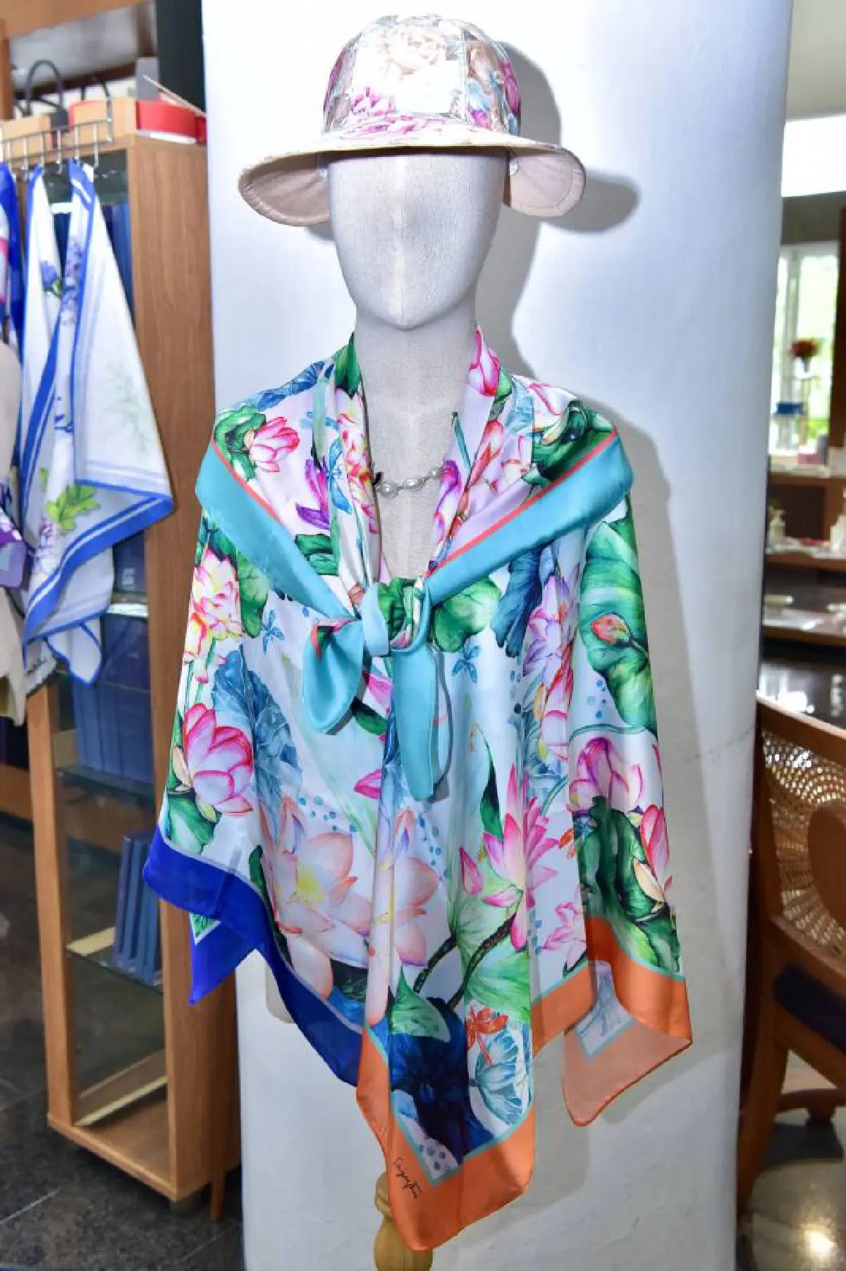 ช้อปผลิตภัณฑ์คุณภาพ ตรวจดวงชะตากับนักโหราศาสตร์ ในงาน “สานสายใยเพื่อผลิตภัณฑ์สายใจไทย”