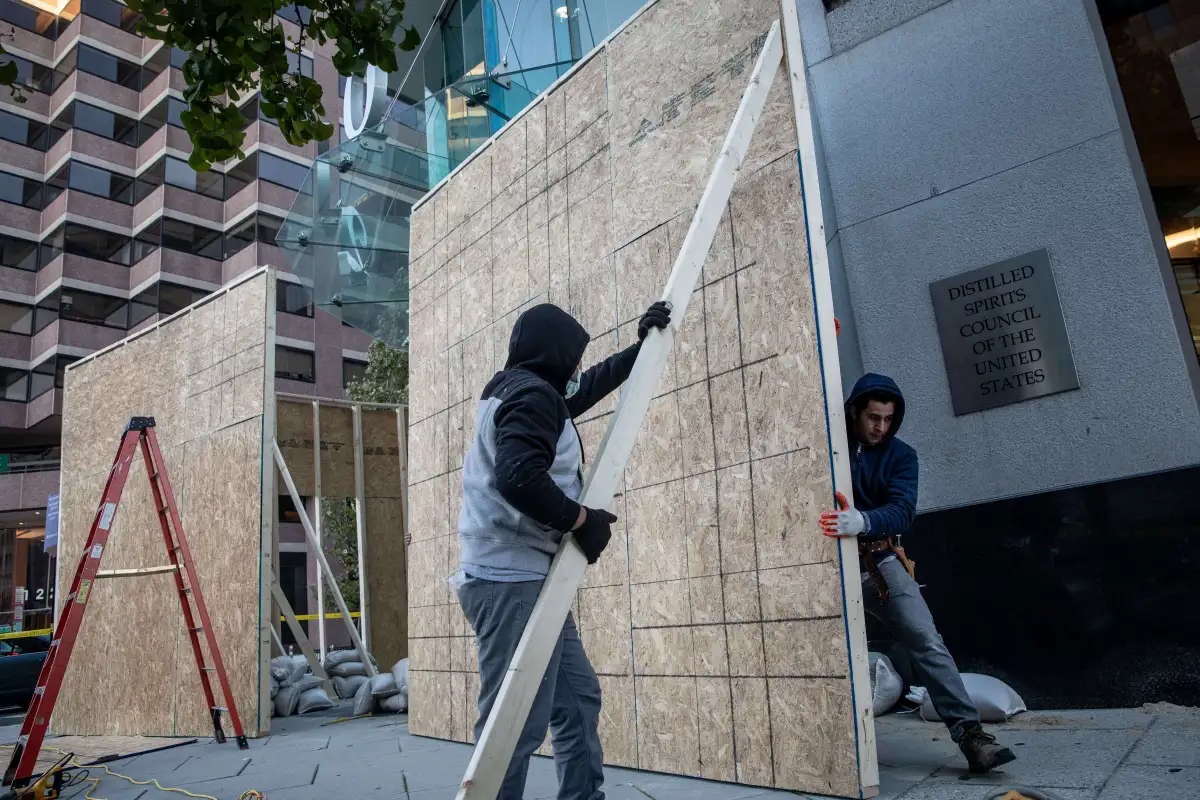 ย่านธุรกิจแห่ใช้ไม้กระดานปิดหน้าร้านหวั่นจลาจลหลังเลือกตั้ง 