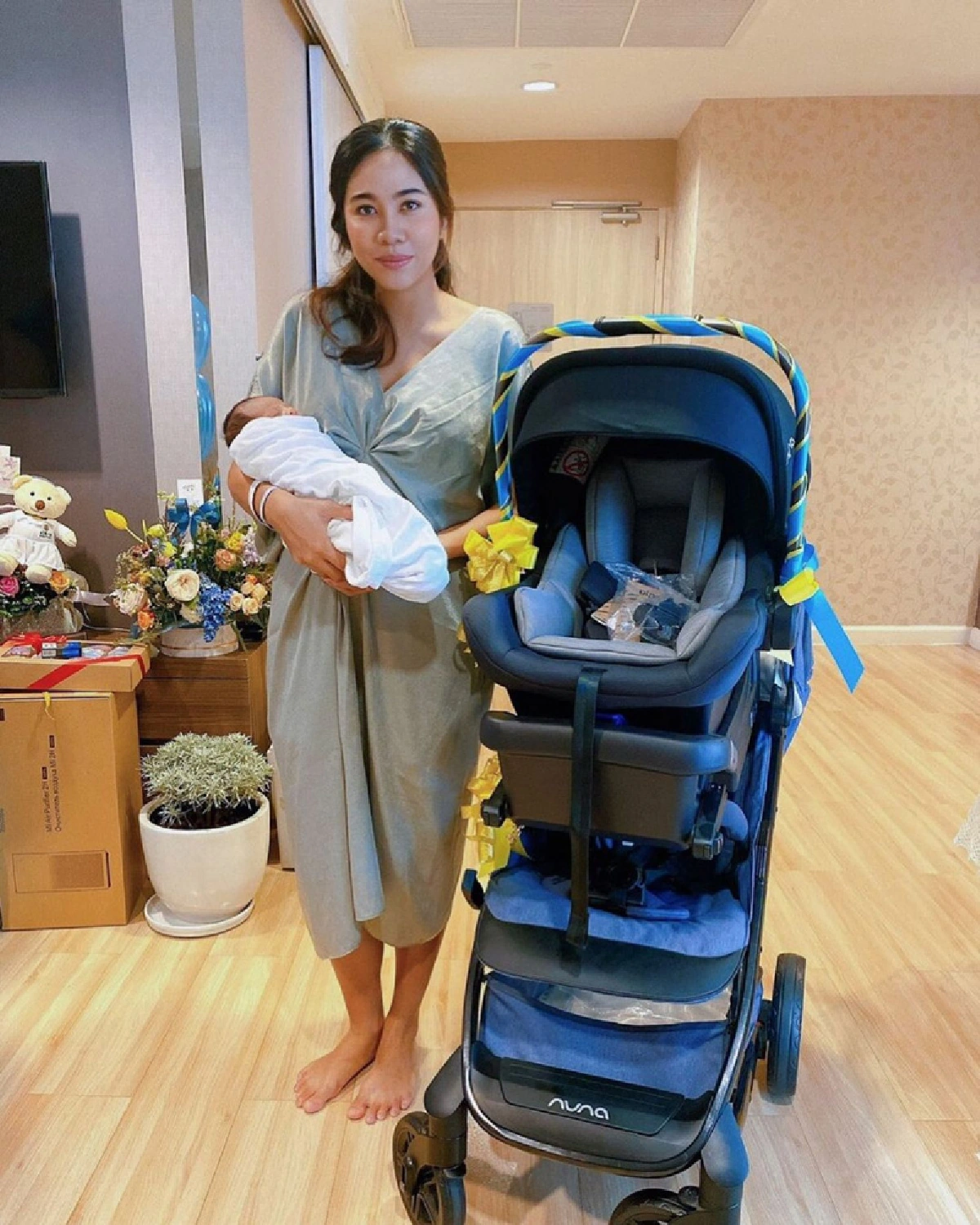 ในหลวง-พระราชินี พระราชทานช่อดอกไม้-เจ้าคุณพระ ให้รถเข็นรับขวัญลูก หญิงแม้น 