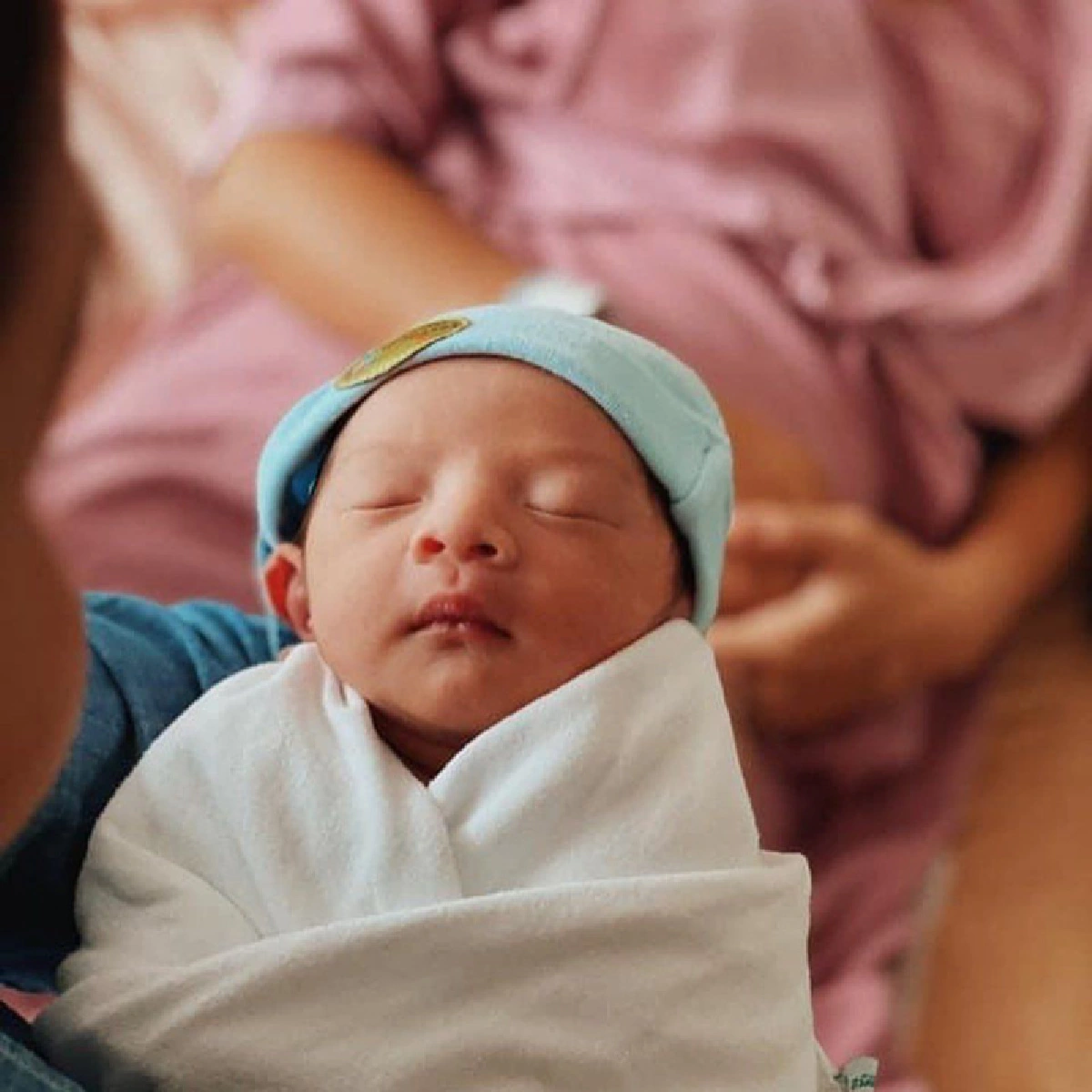ในหลวง-พระราชินี พระราชทานช่อดอกไม้-เจ้าคุณพระ ให้รถเข็นรับขวัญลูก หญิงแม้น 