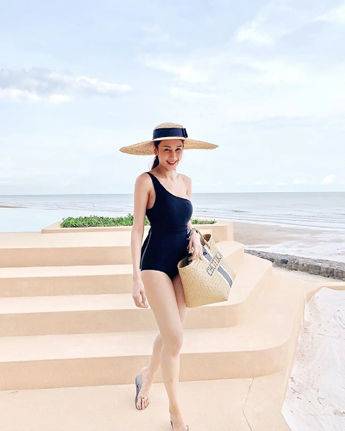 เนย โชติกา อวดหุ่นแซ่บมาก! จำลองการเที่ยวทะเลอยู่ที่บ้านกับลูกๆ