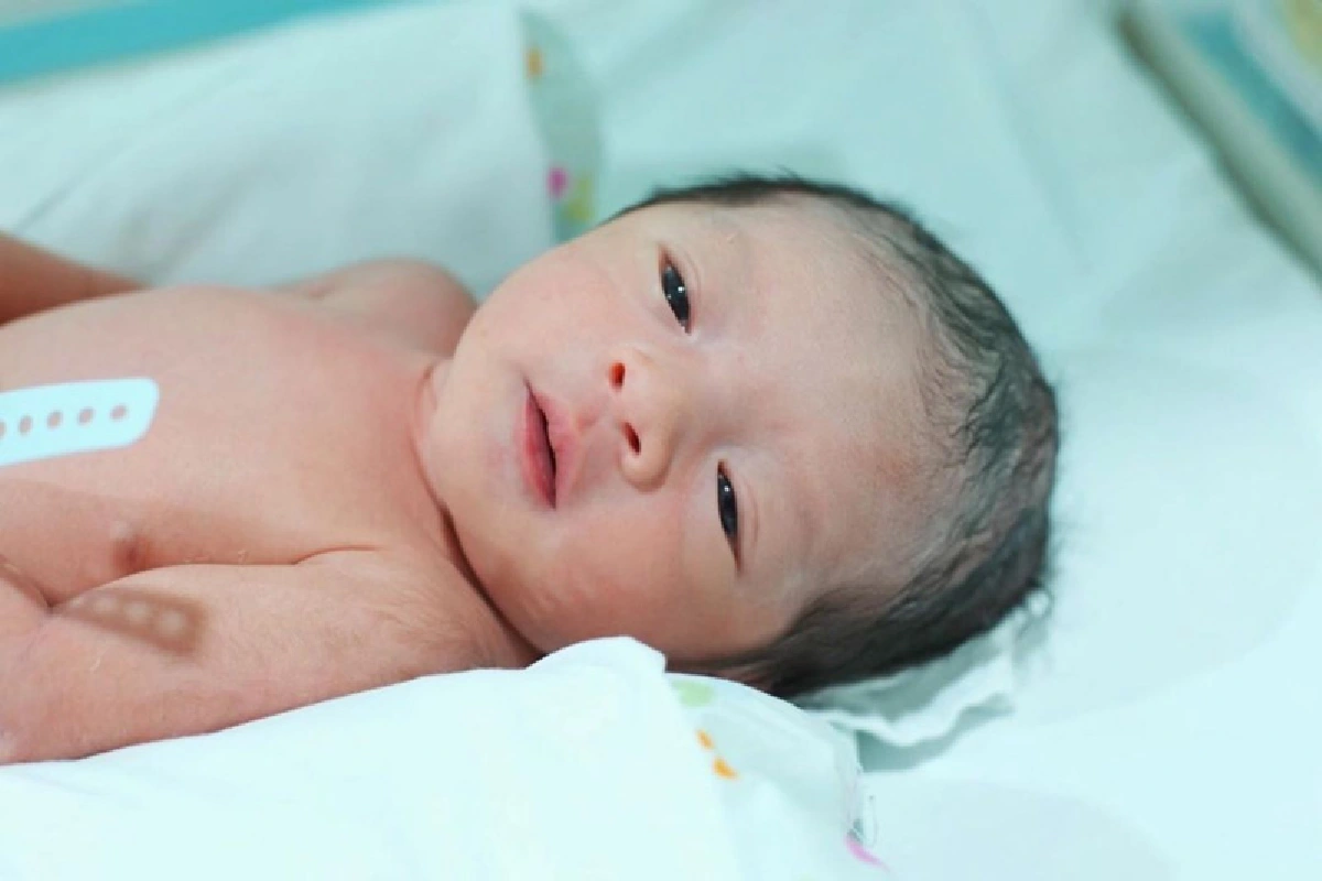 ในหลวง-พระราชินี พระราชทานช่อดอกไม้-เจ้าคุณพระ ให้รถเข็นรับขวัญลูก หญิงแม้น 