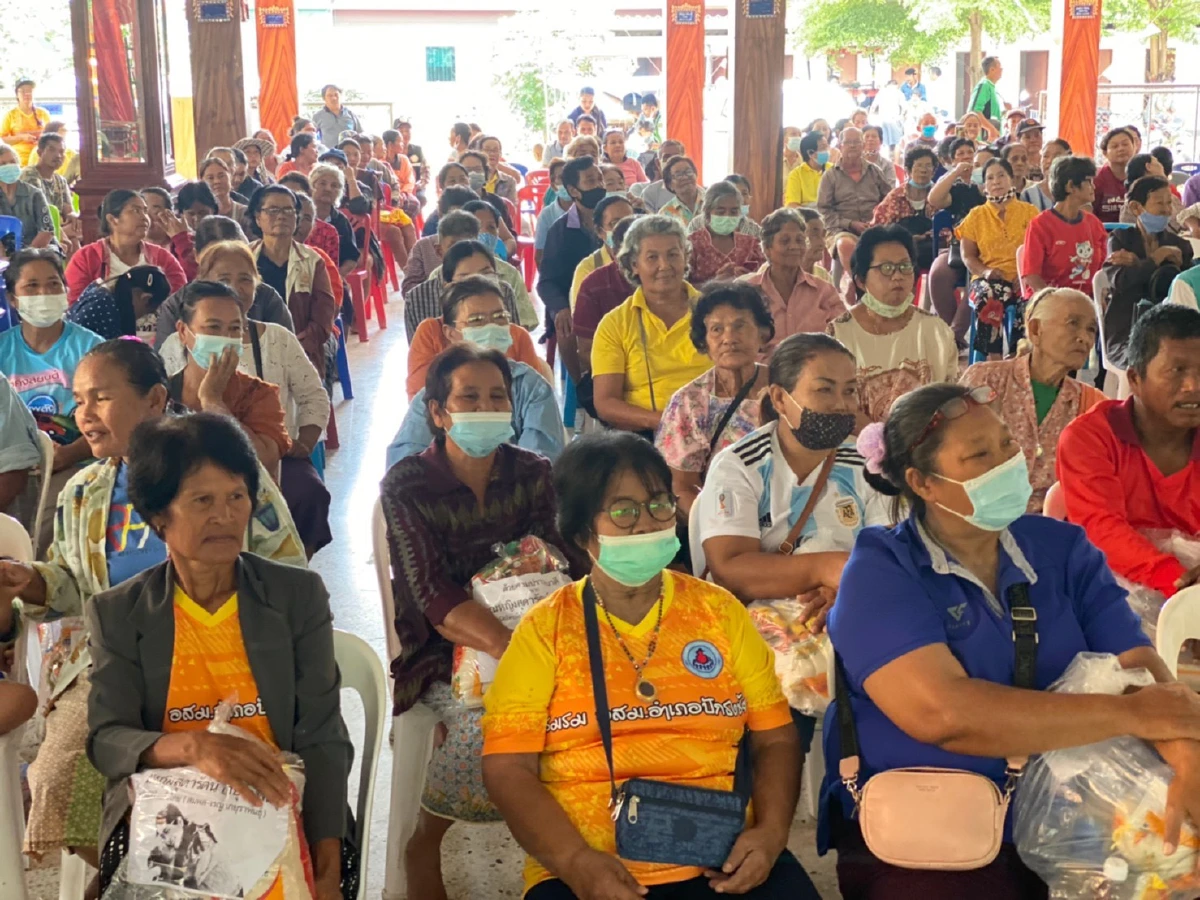 "สุดารัตน์"แจกถุงยังชีพซับน้ำตาน้ำท่วมชาวปักธงชัย