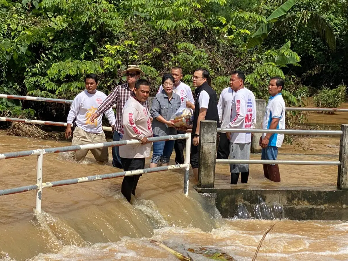 "สุดารัตน์"แจกถุงยังชีพซับน้ำตาน้ำท่วมชาวปักธงชัย