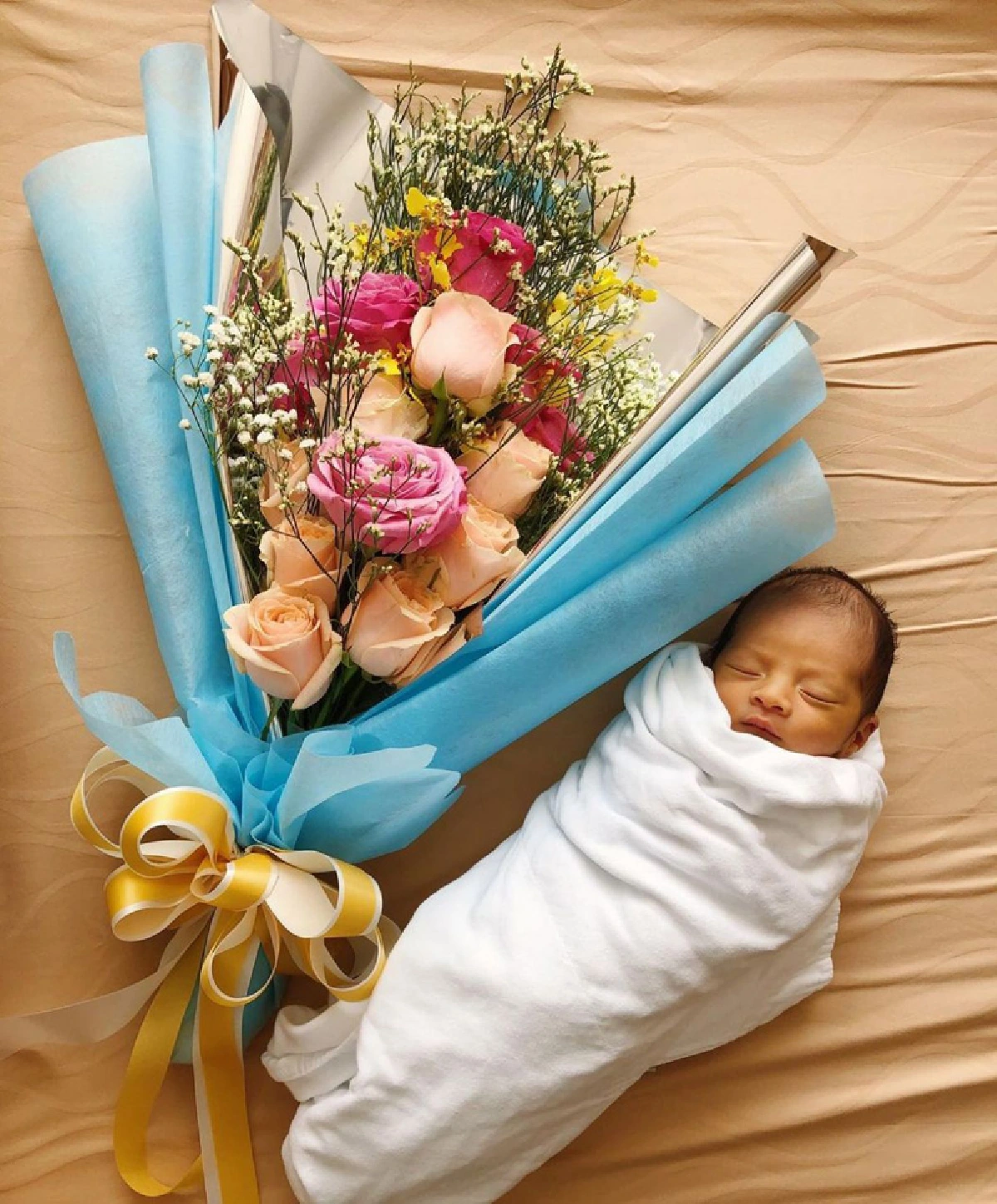 ในหลวง-พระราชินี พระราชทานช่อดอกไม้-เจ้าคุณพระ ให้รถเข็นรับขวัญลูก หญิงแม้น 