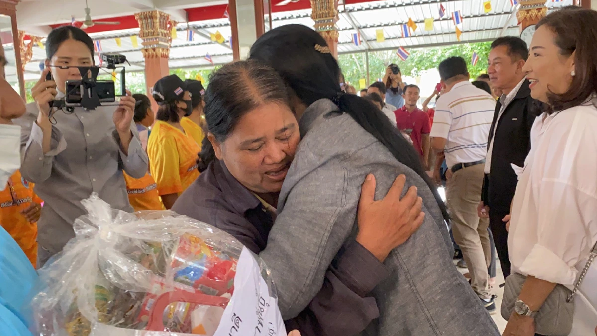 "สุดารัตน์"แจกถุงยังชีพซับน้ำตาน้ำท่วมชาวปักธงชัย