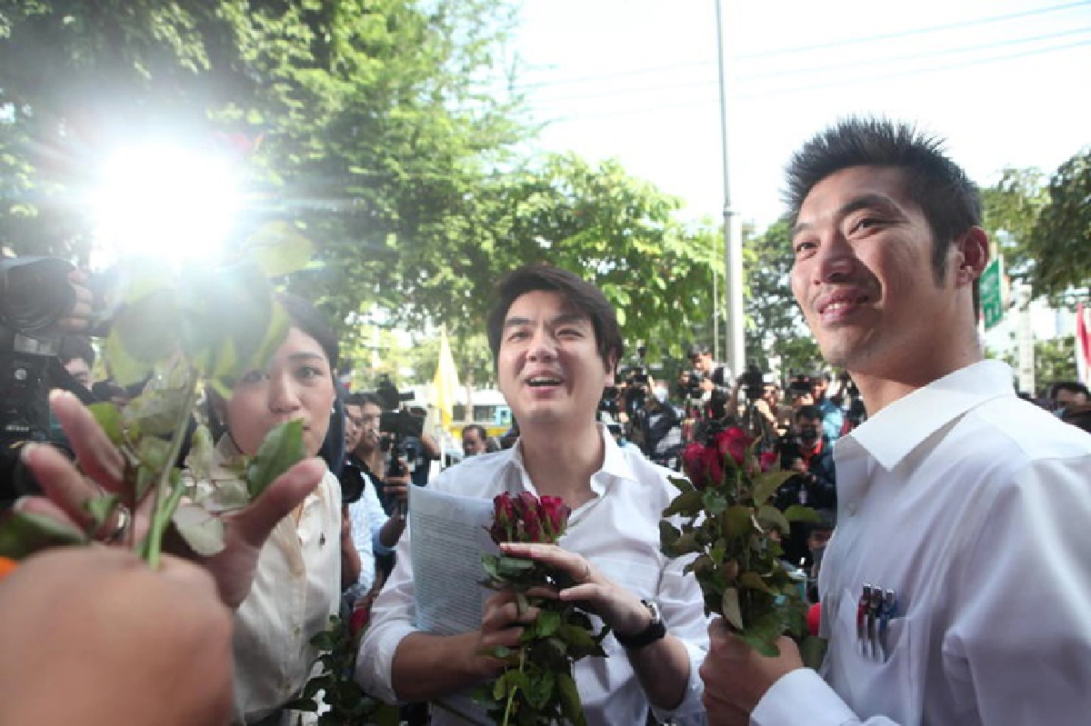 "ธนาธร-ปิยบุตร-ช่อ" พบ ตำรวจพญาไท ตามหมายเรียก