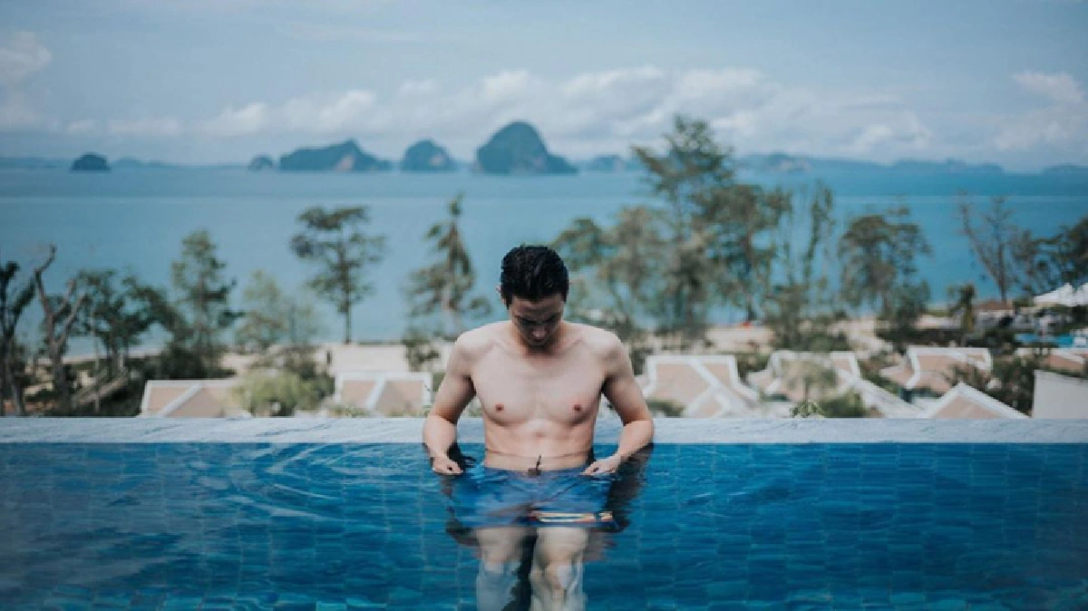 ขาวอมชมพู! เจมส์ จิรายุ ถอดเสื้ออวดหุ่นล่ำกล้ามแน่นเที่ยวทะเลกระบี่