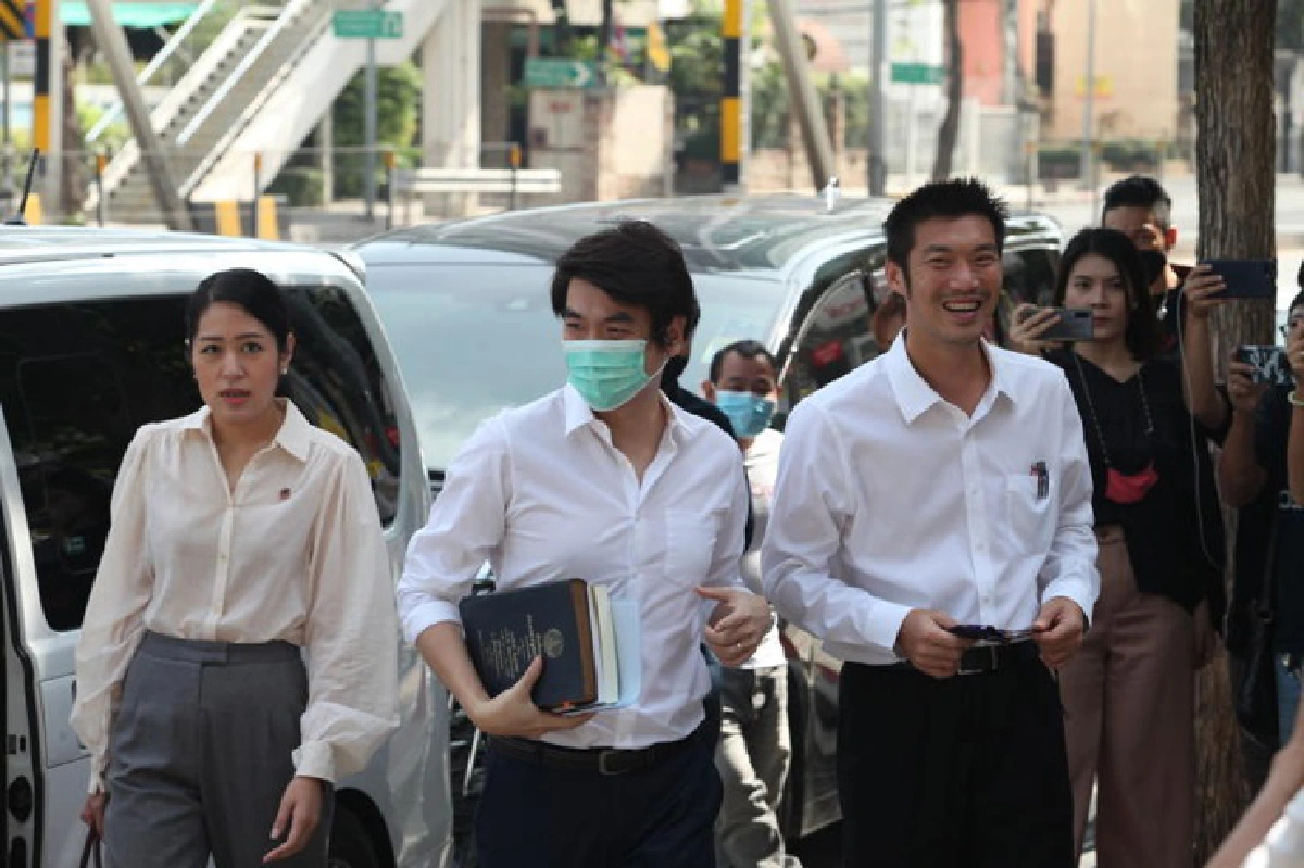 "ธนาธร-ปิยบุตร-ช่อ" พบ ตำรวจพญาไท ตามหมายเรียก