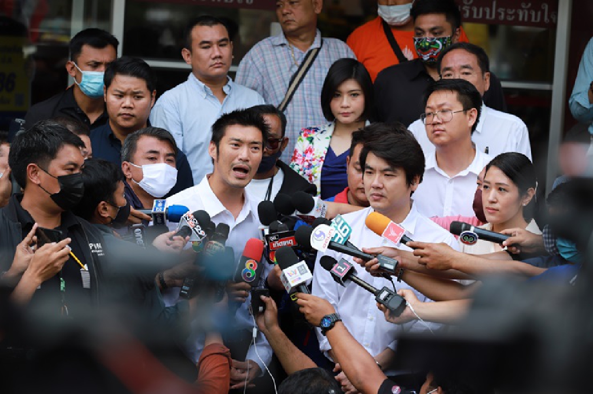 "ธนาธร" อัด หาก"บิ๊กตู่"ยังเป็นนายกฯ หาทางออกประเทศไม่ได้ "ธนาธร" อัด หาก"บิ๊กตู่"ยังเป็นนายกฯ หาทางออกประเทศไม่ได้