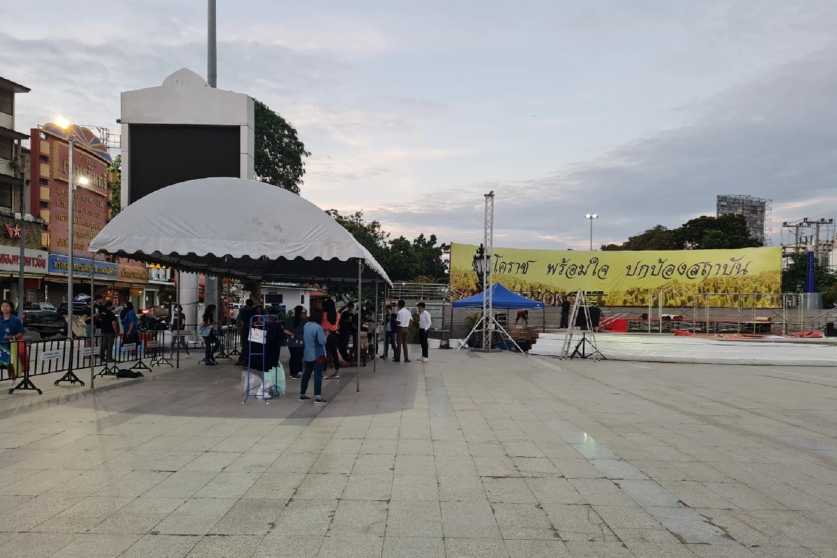 ม็อบเยาวชนโคราชเจอป้ายปกป้องสถาบันต้องเลื่อนเวลาจัดชุมนุม