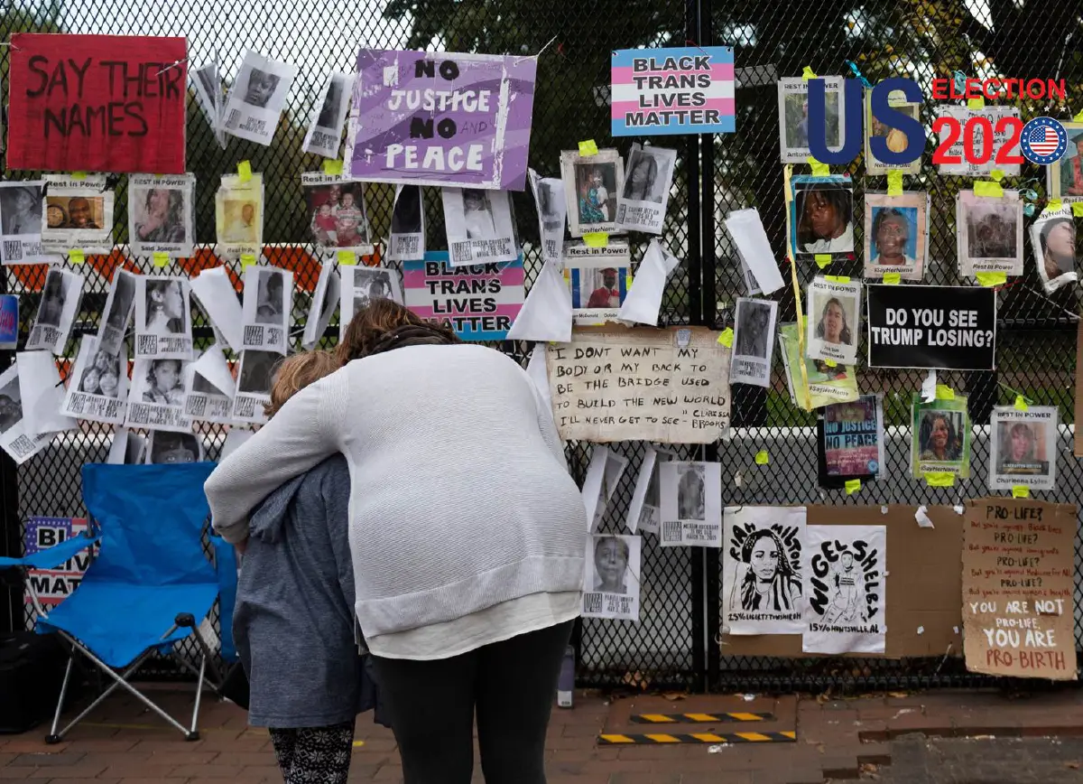 คนอเมริกันแขวนป้ายไล่ทรัมป์ริมรั้วทำเนียบขาว 