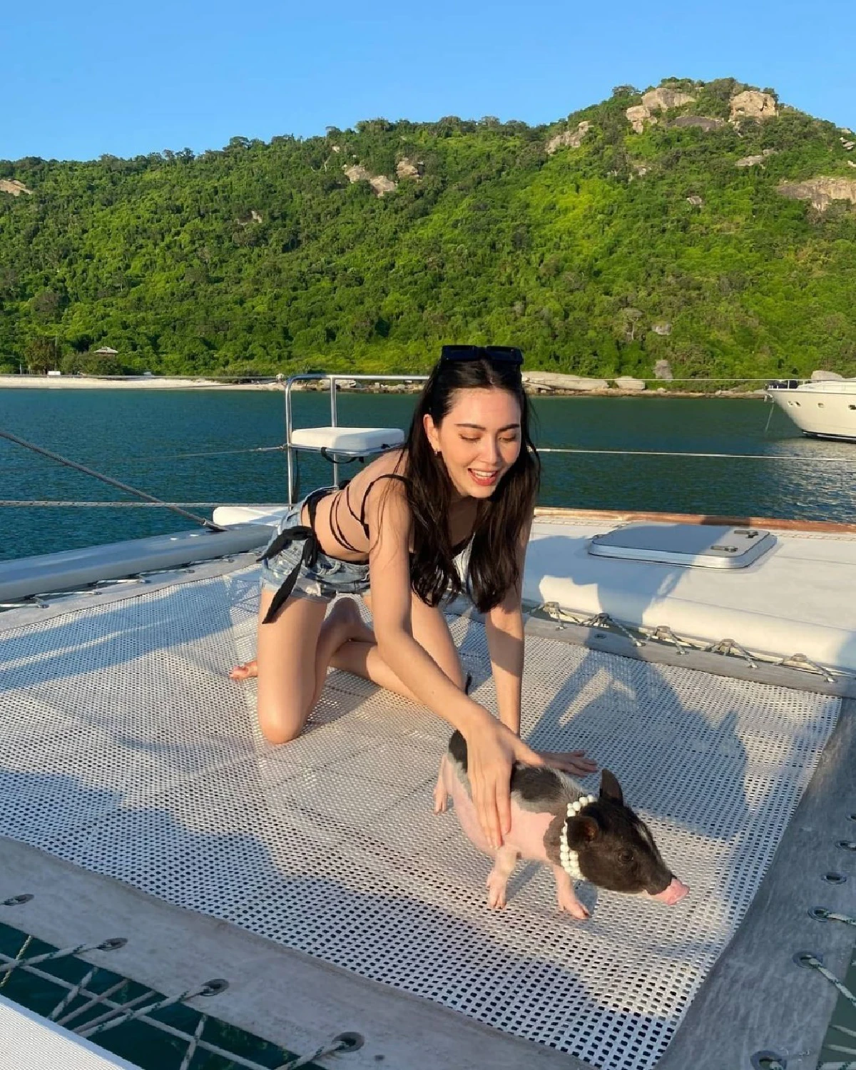 เซ็กซี่สุดฤทธิ์! ใหม่ ดาวิกา ในชุดว่ายน้ำสีขาววาบหวิวกลางทะเล (คลิป)