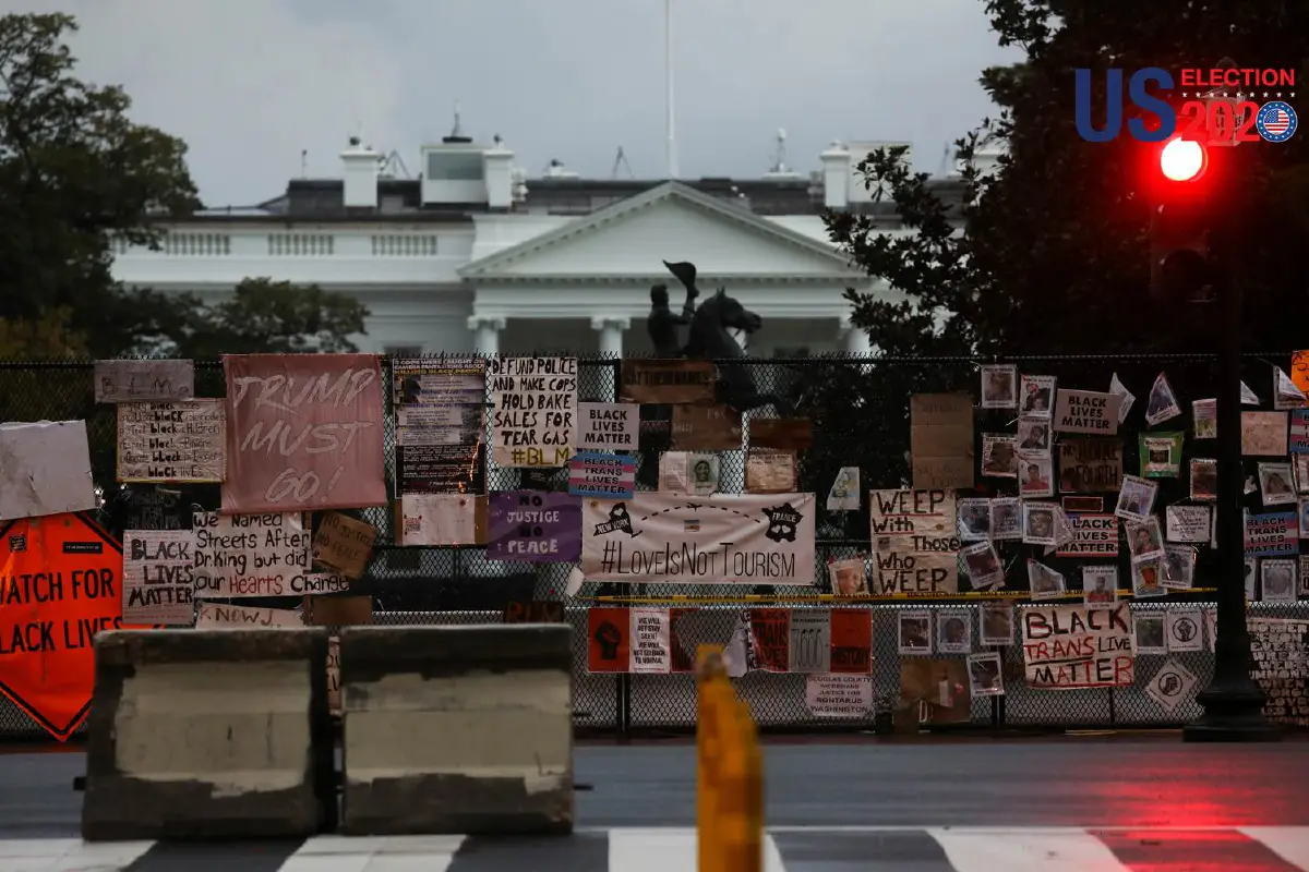 คนอเมริกันแขวนป้ายไล่ทรัมป์ริมรั้วทำเนียบขาว 