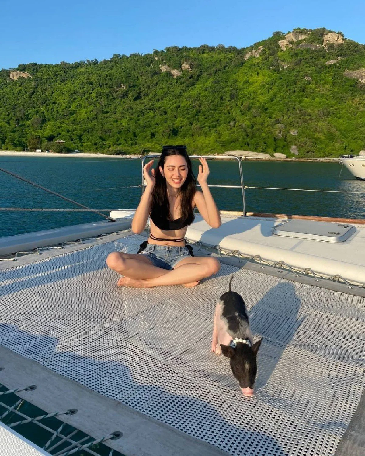 เซ็กซี่สุดฤทธิ์! ใหม่ ดาวิกา ในชุดว่ายน้ำสีขาววาบหวิวกลางทะเล (คลิป)