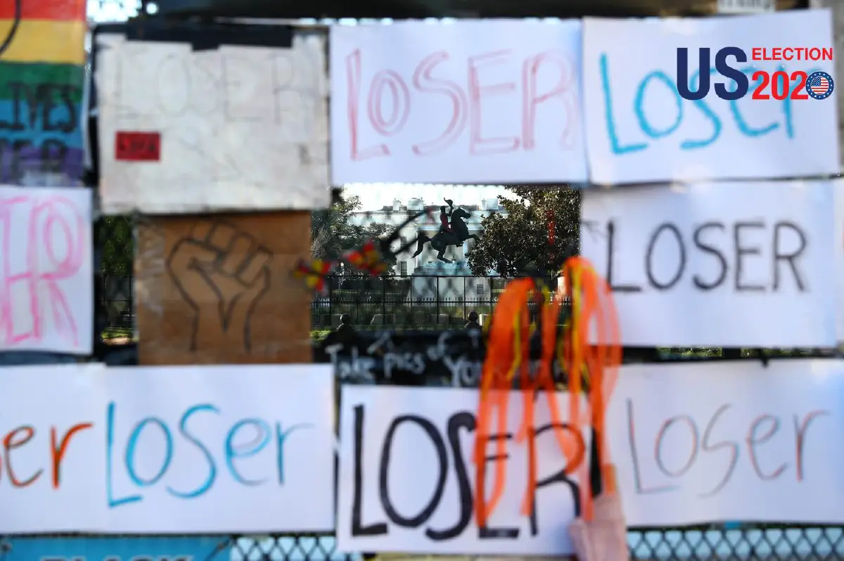 คนอเมริกันแขวนป้ายไล่ทรัมป์ริมรั้วทำเนียบขาว 