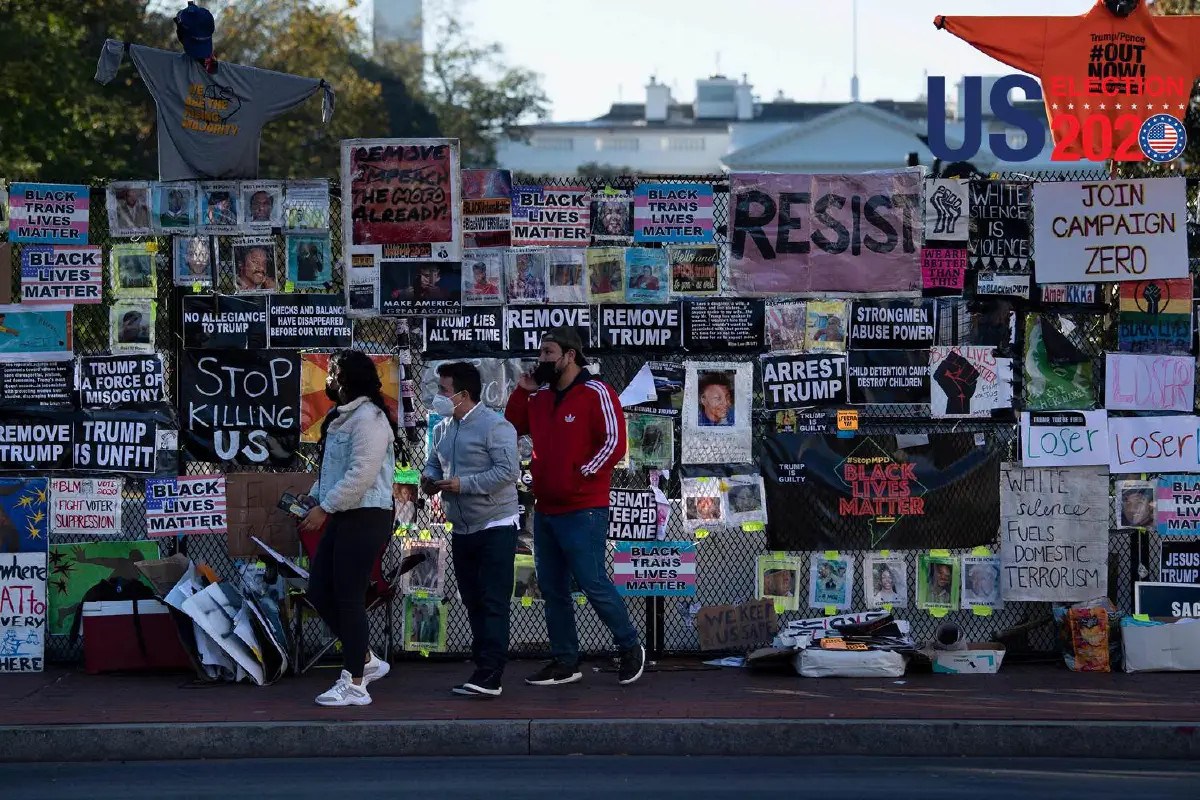 คนอเมริกันแขวนป้ายไล่ทรัมป์ริมรั้วทำเนียบขาว 