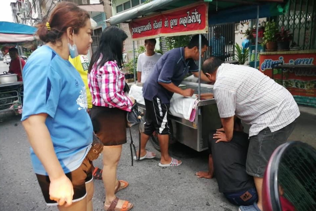 ภรรยาตำรวจเรียกให้สามีจับคนร้ายวิ่งราวทรัพย์แม่ค้าขายผลไม้ ภรรยาตำรวจเรียกให้สามีจับคนร้ายวิ่งราวทรัพย์แม่ค้าขายผลไม้