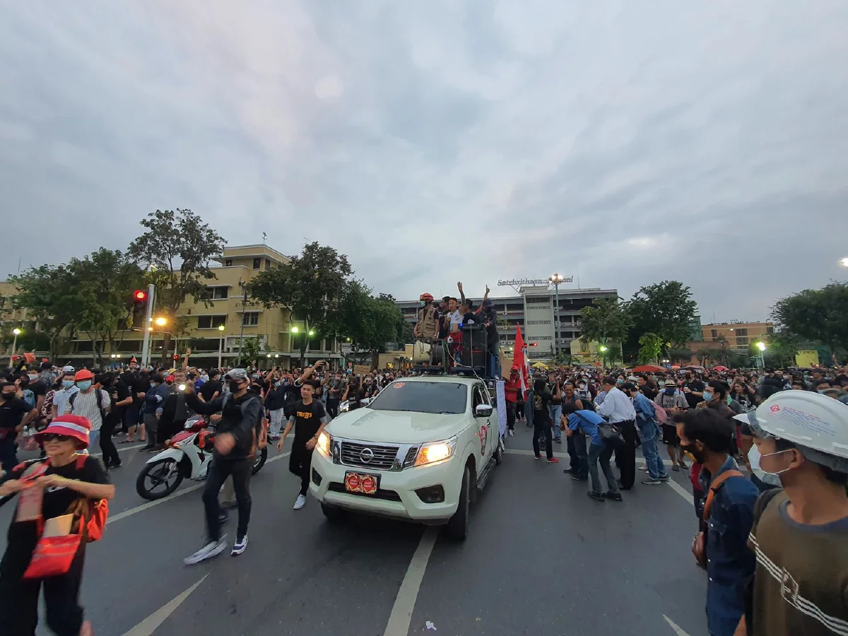 ม็อบเคลื่อนไป "สำนักพระราชวัง" เพื่อส่งสาส์นราษฎร